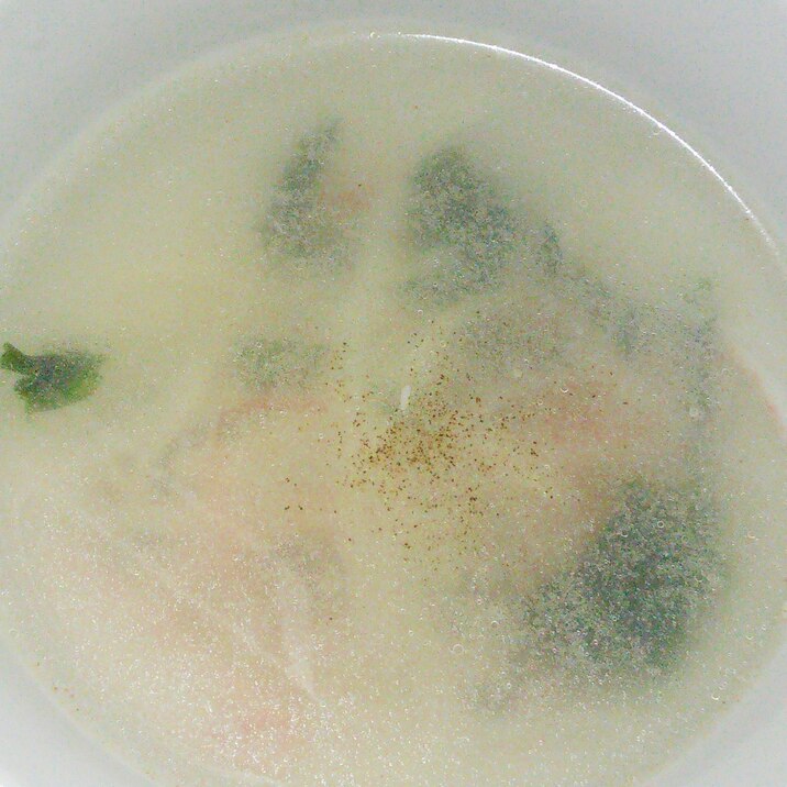お湯を注ぐだけ♪カニかまゆで鶏わかめの中華スープ
